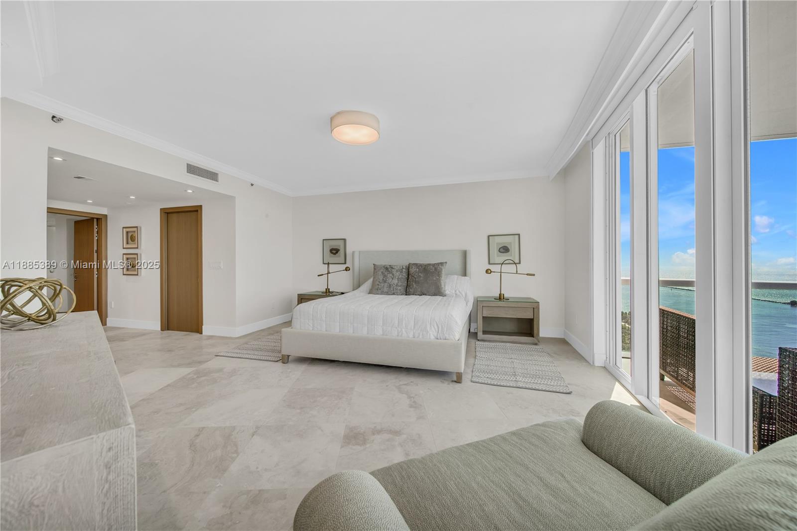 1000 S Pointe Dr #2202, Miami Beach FL 33139