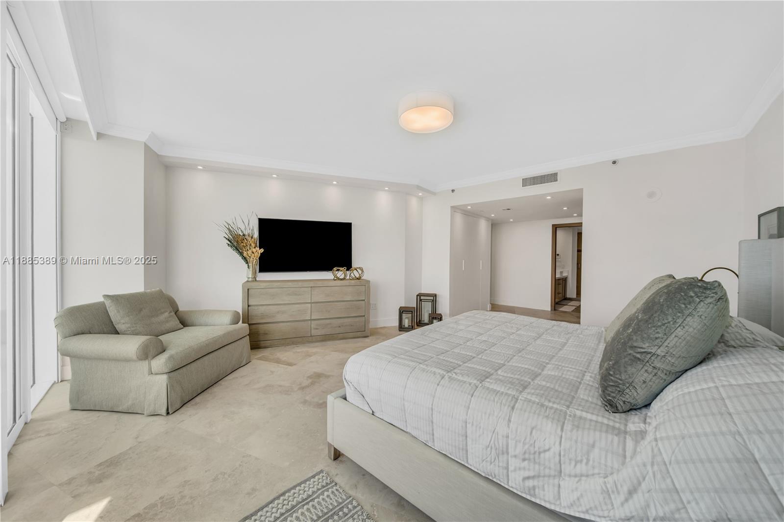 1000 S Pointe Dr #2202, Miami Beach FL 33139