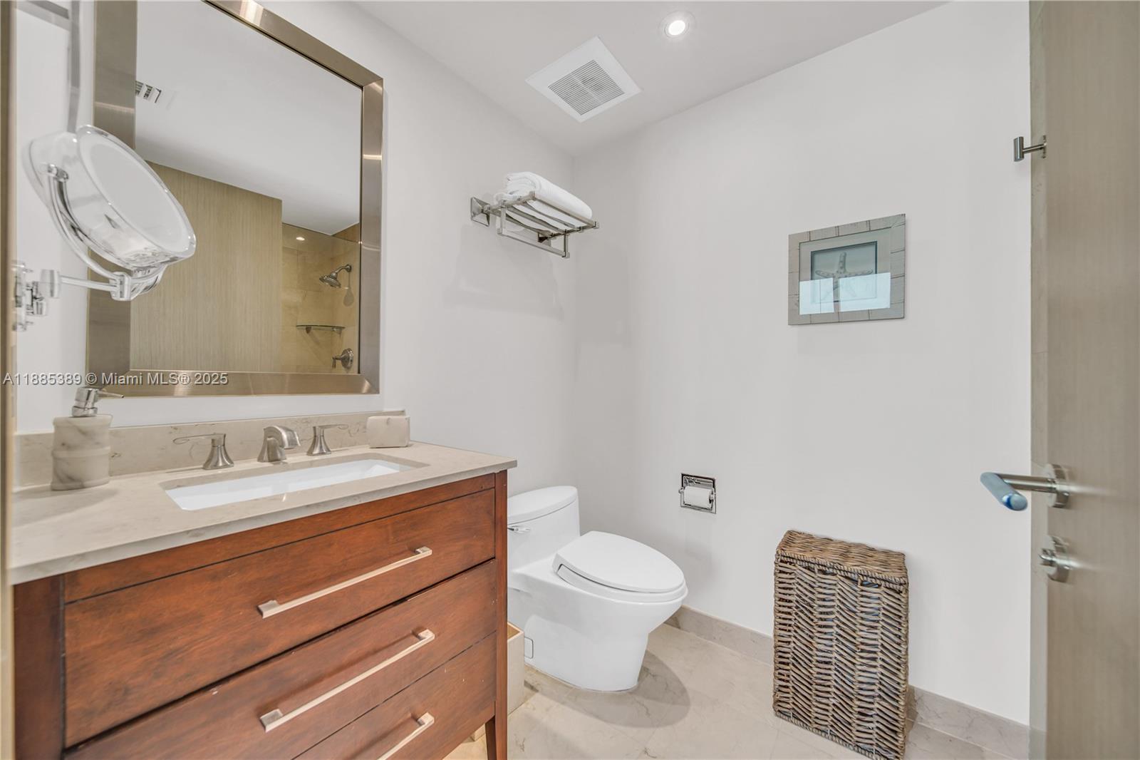 1000 S Pointe Dr #2202, Miami Beach FL 33139