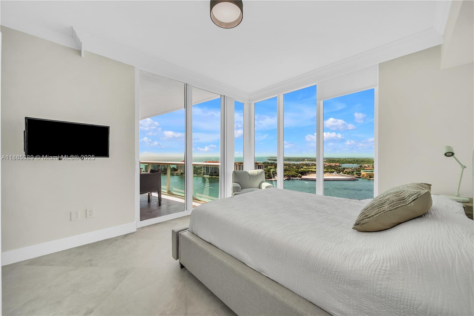 1000 S Pointe Dr #2202, Miami Beach FL 33139