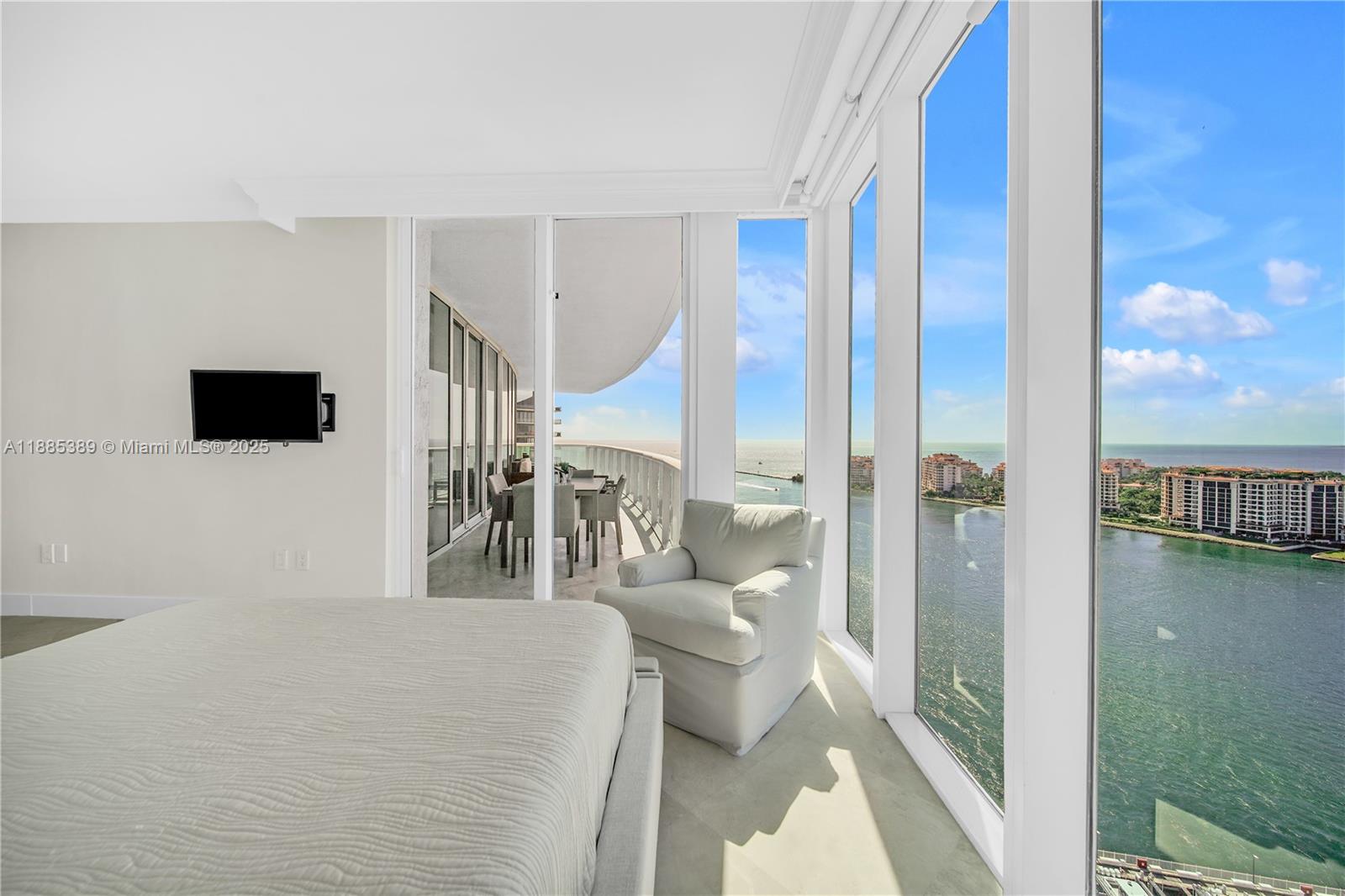 1000 S Pointe Dr #2202, Miami Beach FL 33139