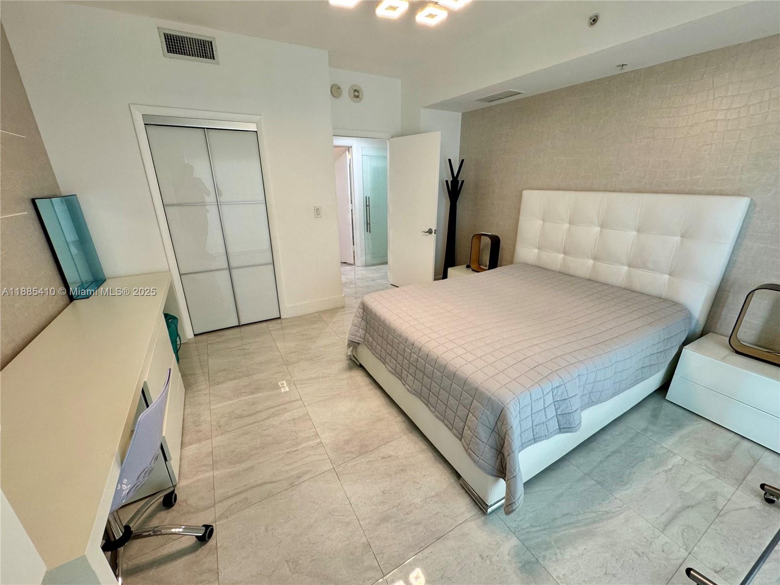 244 Biscayne Blvd #2906, Miami FL 33132
