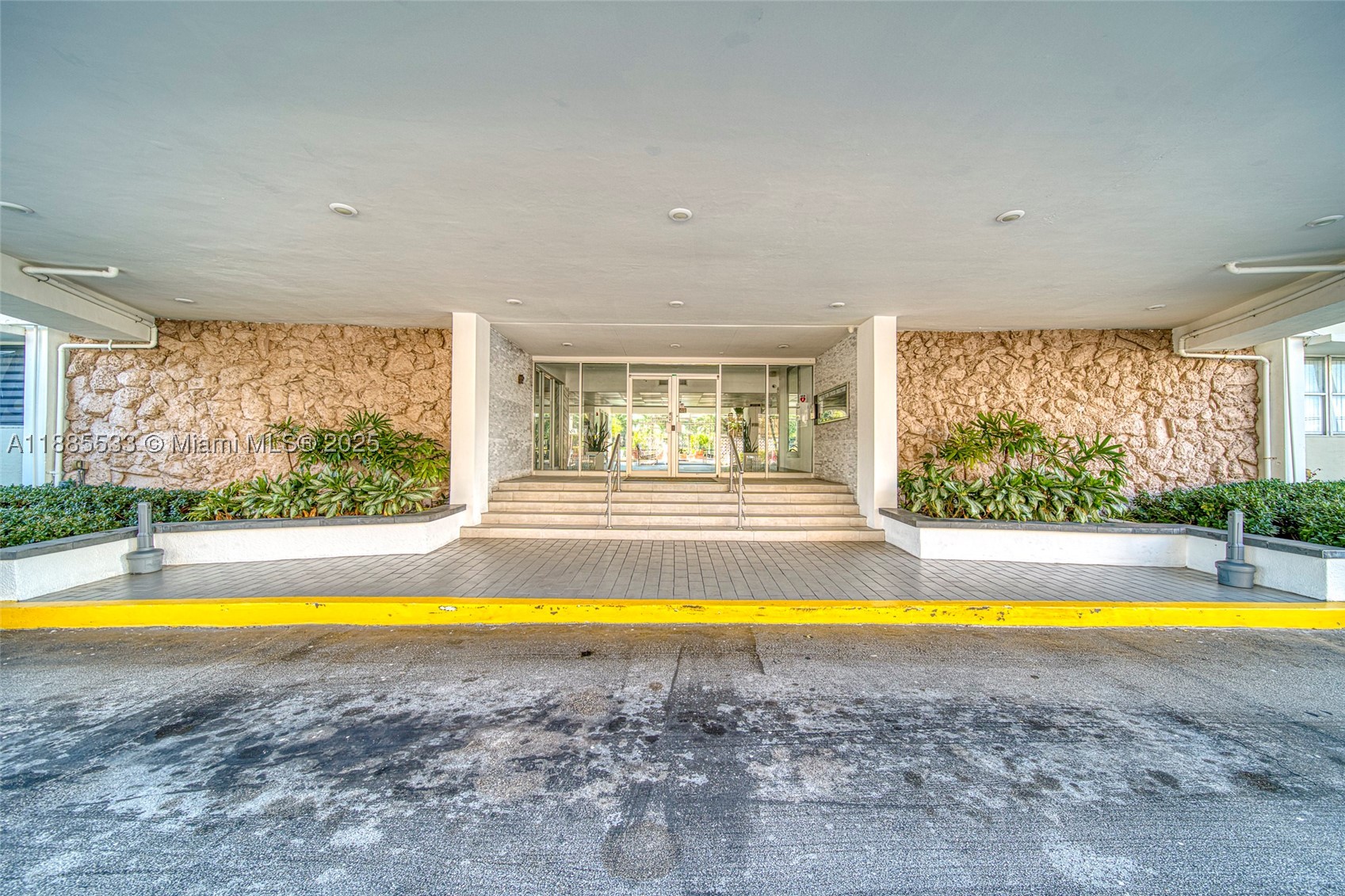 401 Golden Isles Dr #908, Hallandale Beach FL 33009