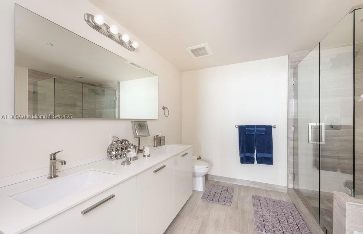 1300 Brickell Bay Dr #3205, Miami FL 33131