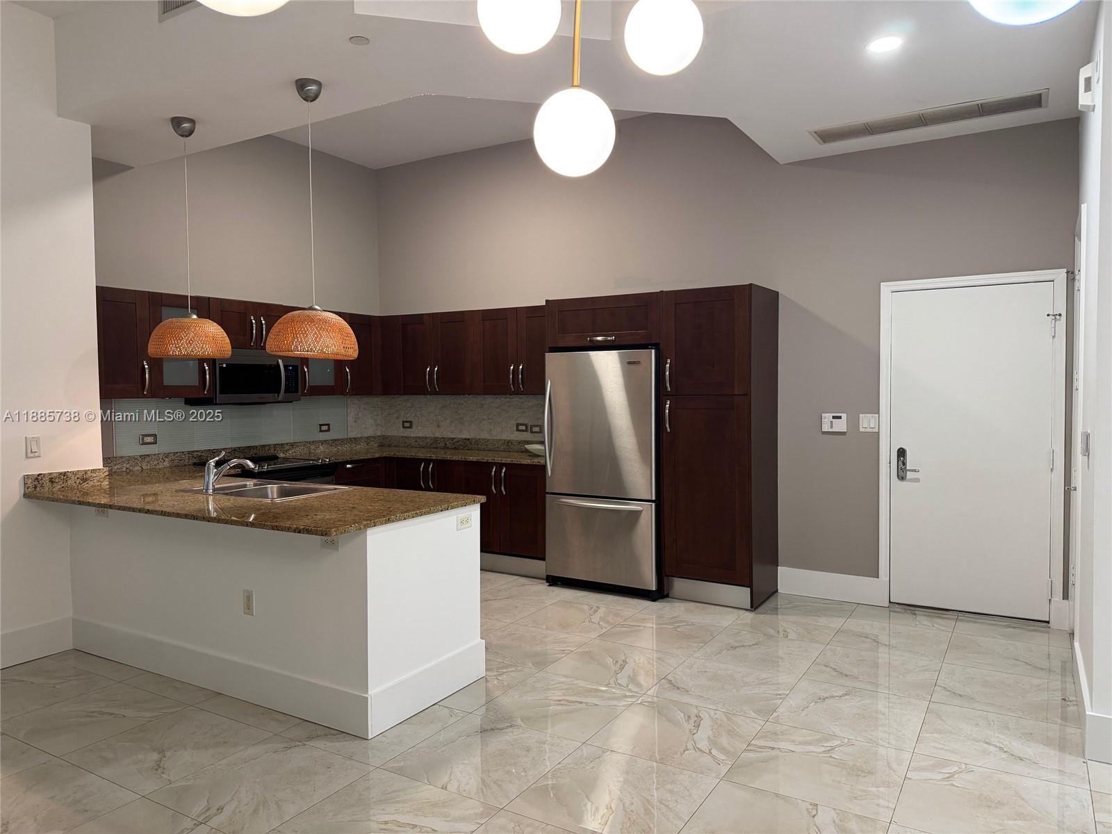 20000 E Country Club Dr #104, Aventura FL 33180