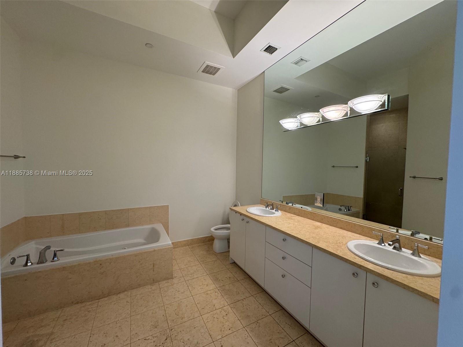 20000 E Country Club Dr #104, Aventura FL 33180