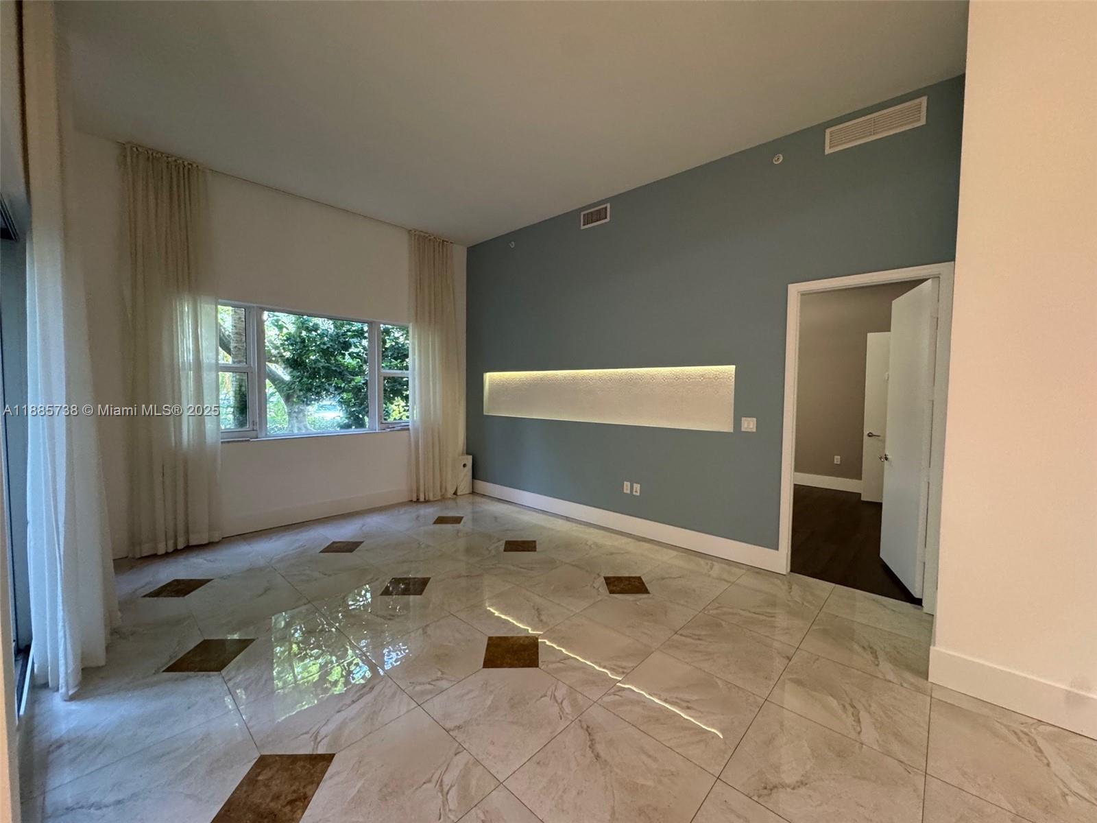 20000 E Country Club Dr #104, Aventura FL 33180