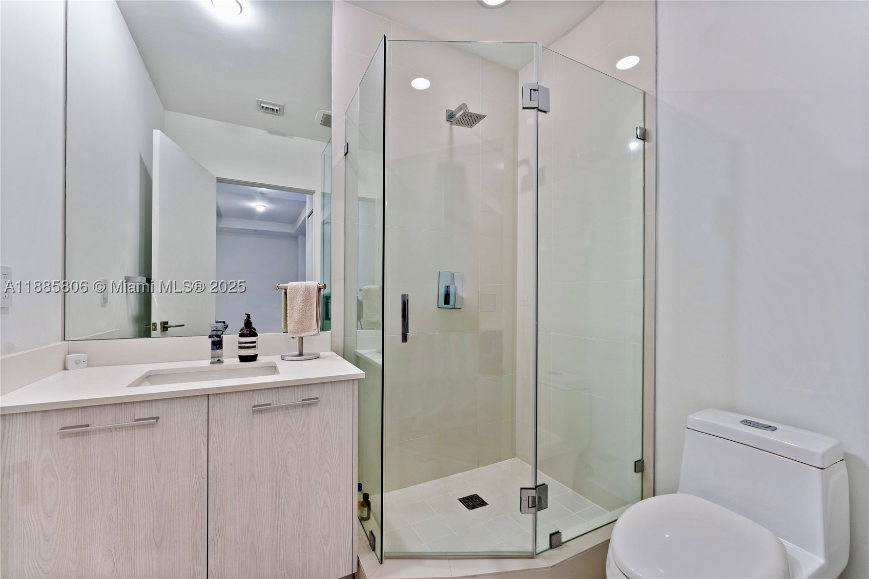 45 SW 9th St #4205, Miami FL 33130