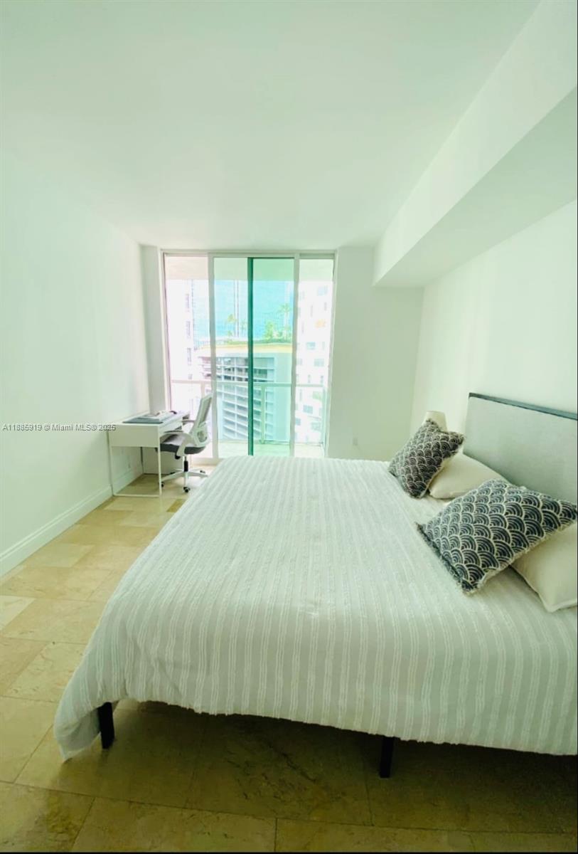 218 SE 14th St #1104, Miami FL 33131