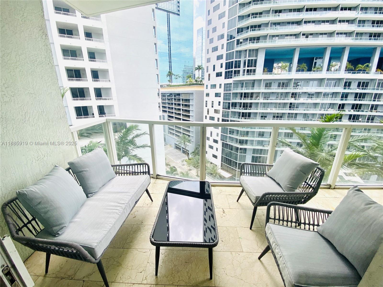 218 SE 14th St #1104, Miami FL 33131