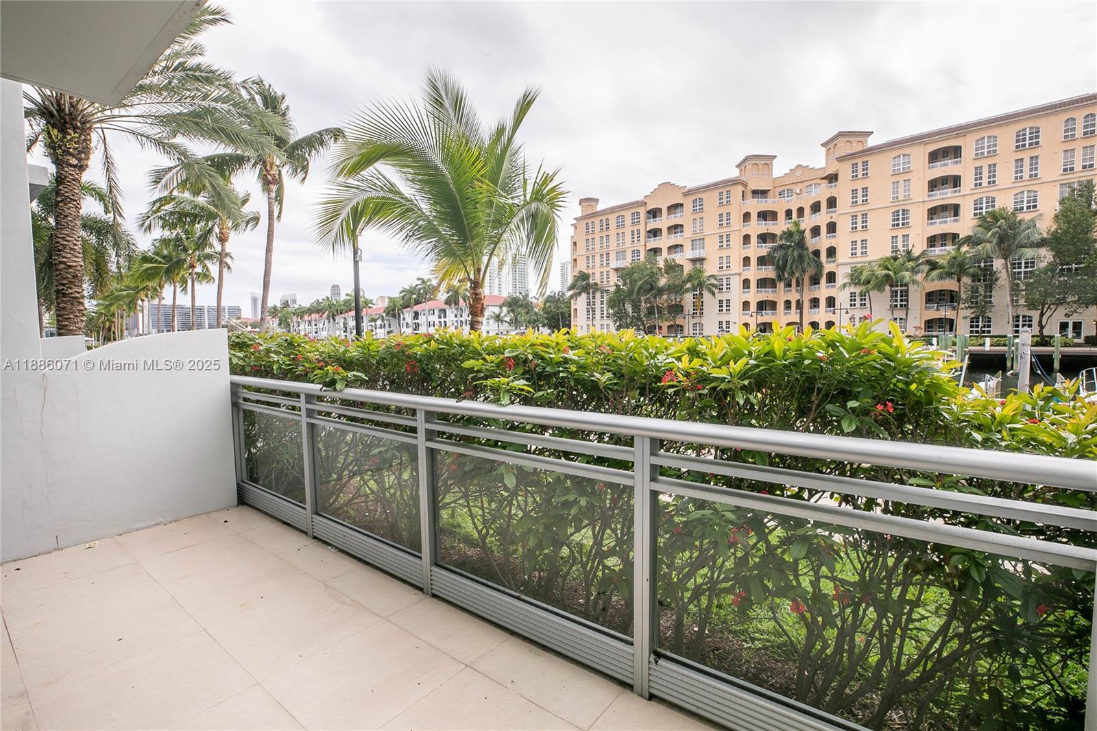 2950 NE 188th St #124, Aventura FL 33180