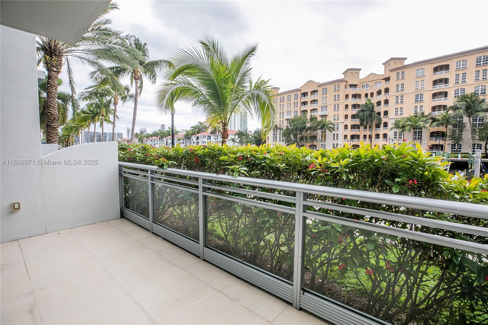2950 NE 188th St #124, Aventura FL 33180