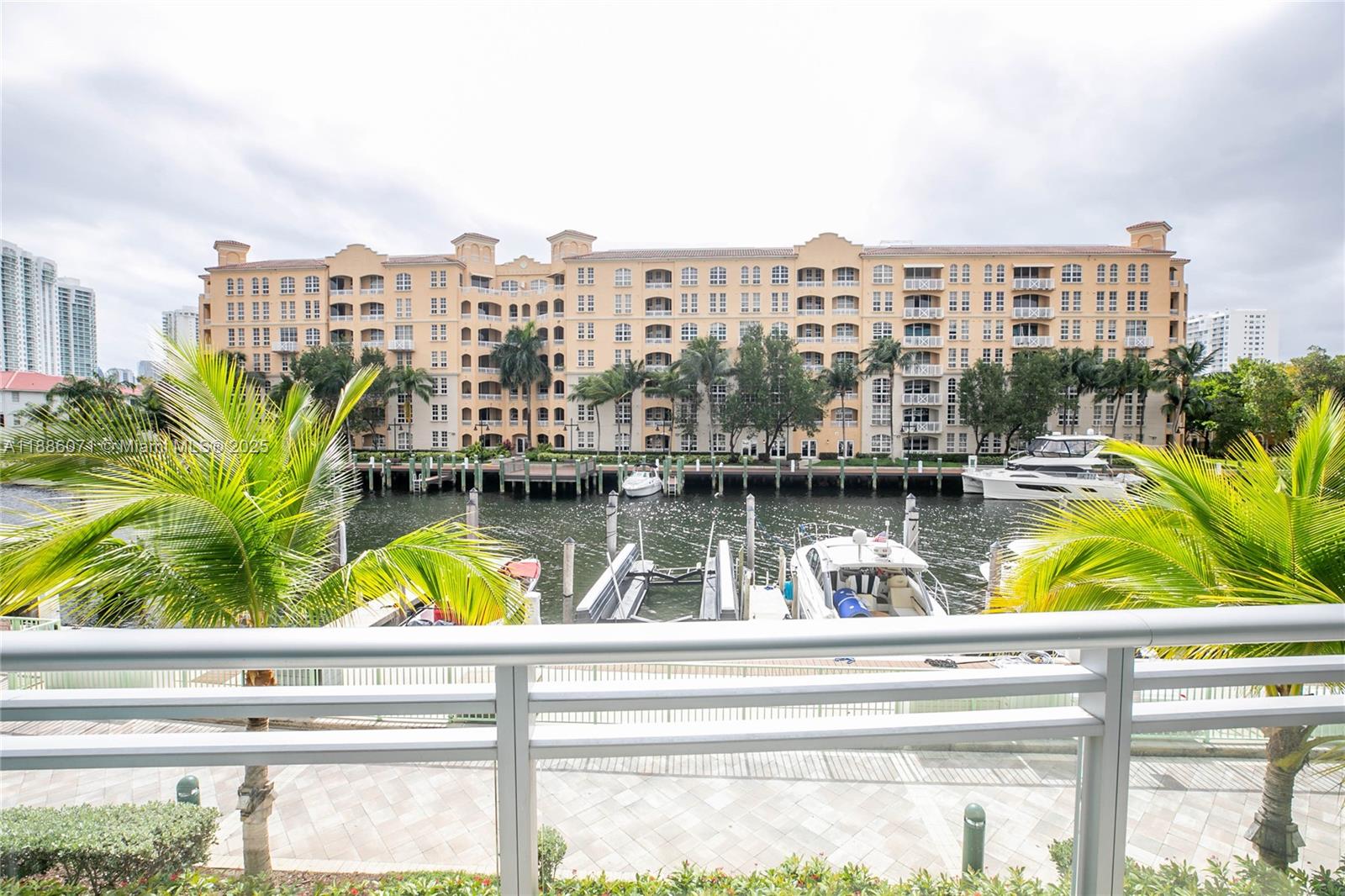 2950 NE 188th St #124, Aventura FL 33180