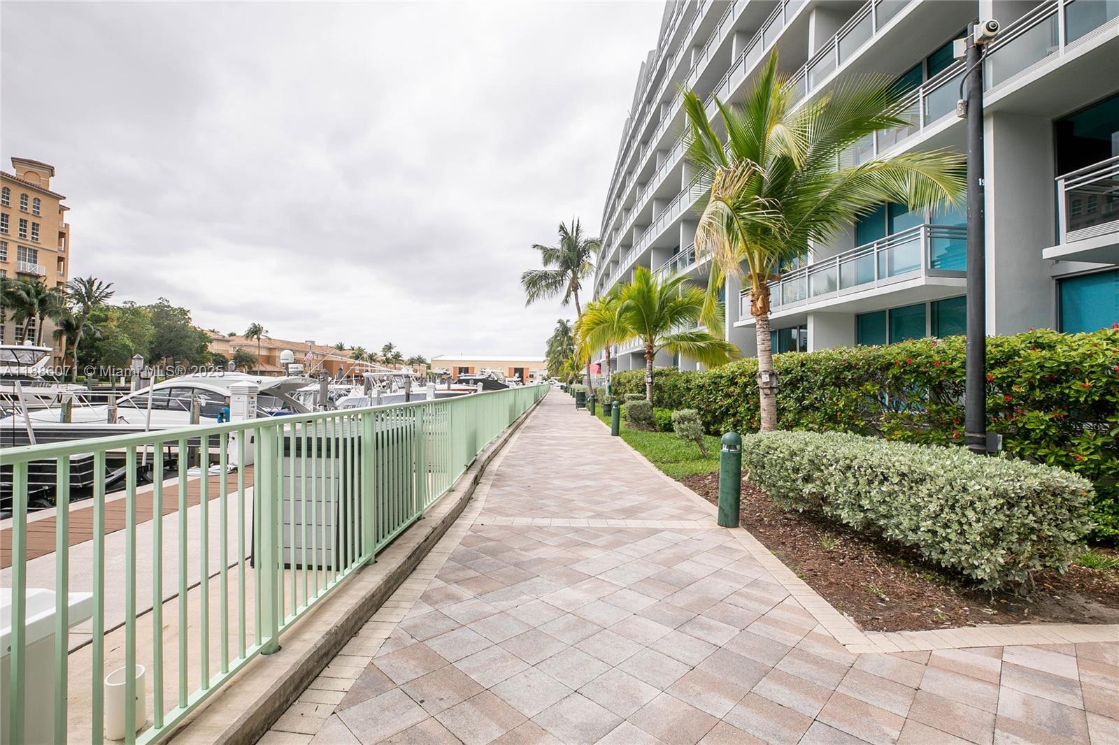 2950 NE 188th St #124, Aventura FL 33180