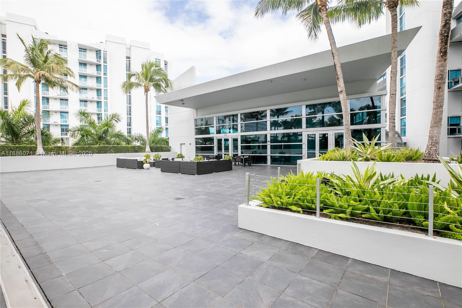 2950 NE 188th St #124, Aventura FL 33180