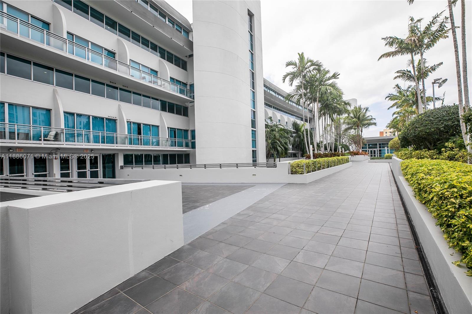 2950 NE 188th St #124, Aventura FL 33180