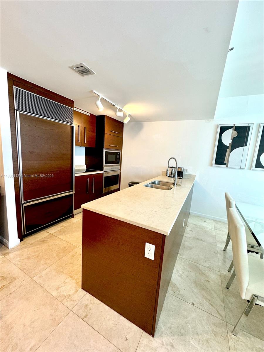 475 Brickell Ave #2512, Miami FL 33131