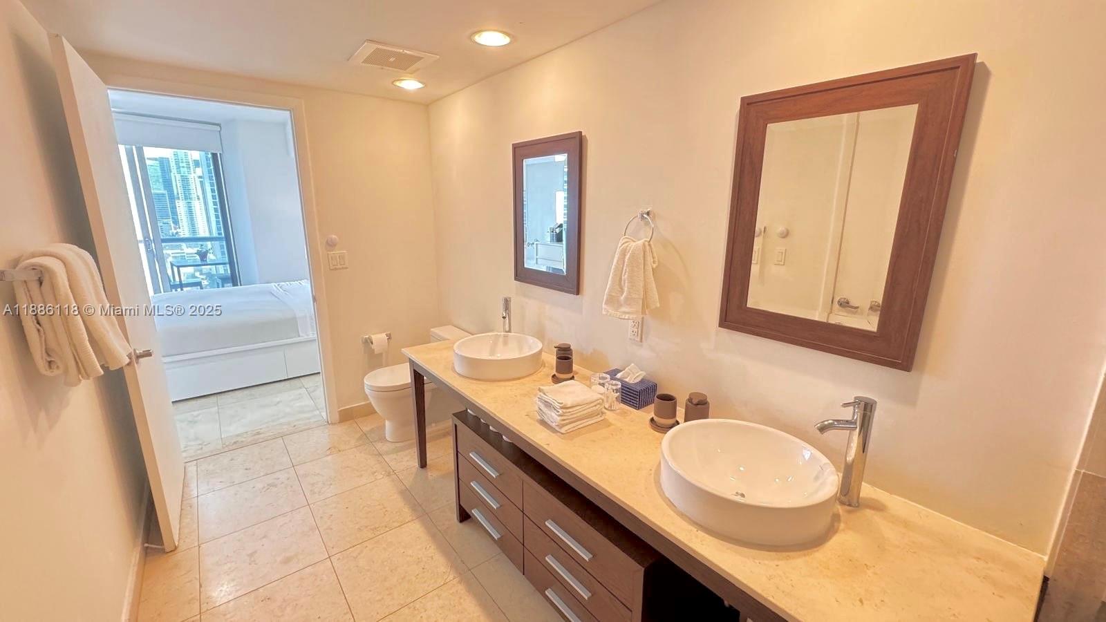 475 Brickell Ave #2512, Miami FL 33131