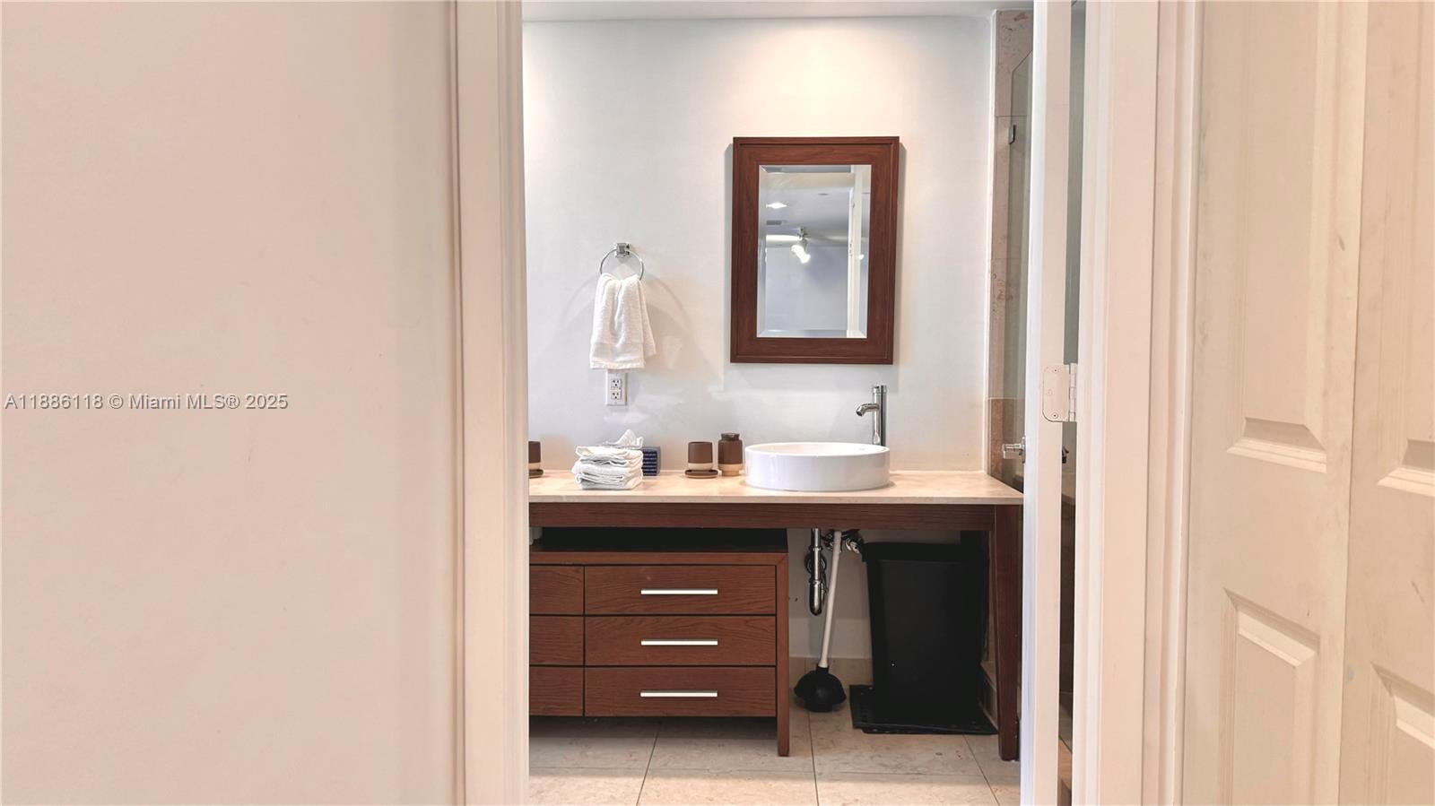 475 Brickell Ave #2512, Miami FL 33131