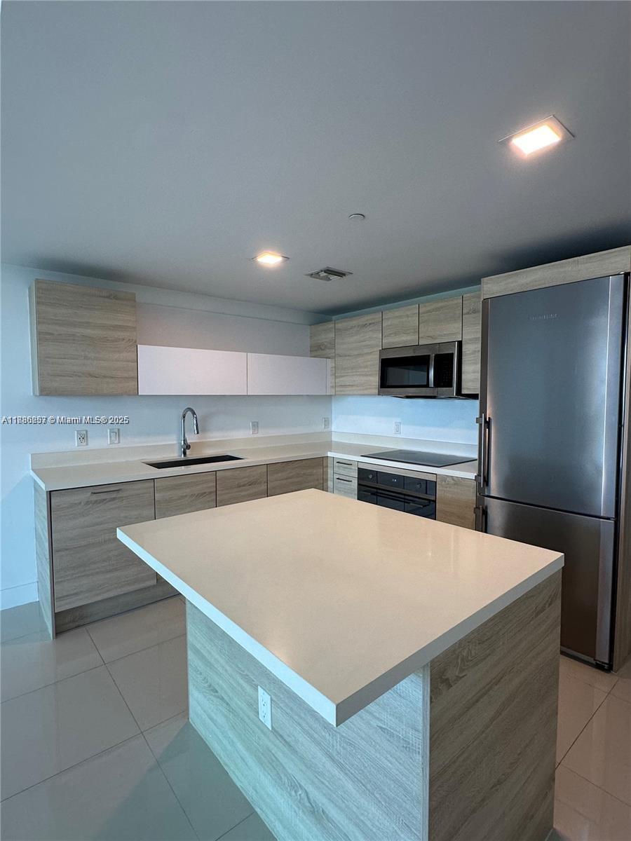 16385 Biscayne Blvd #904, North Miami Beach FL 33160