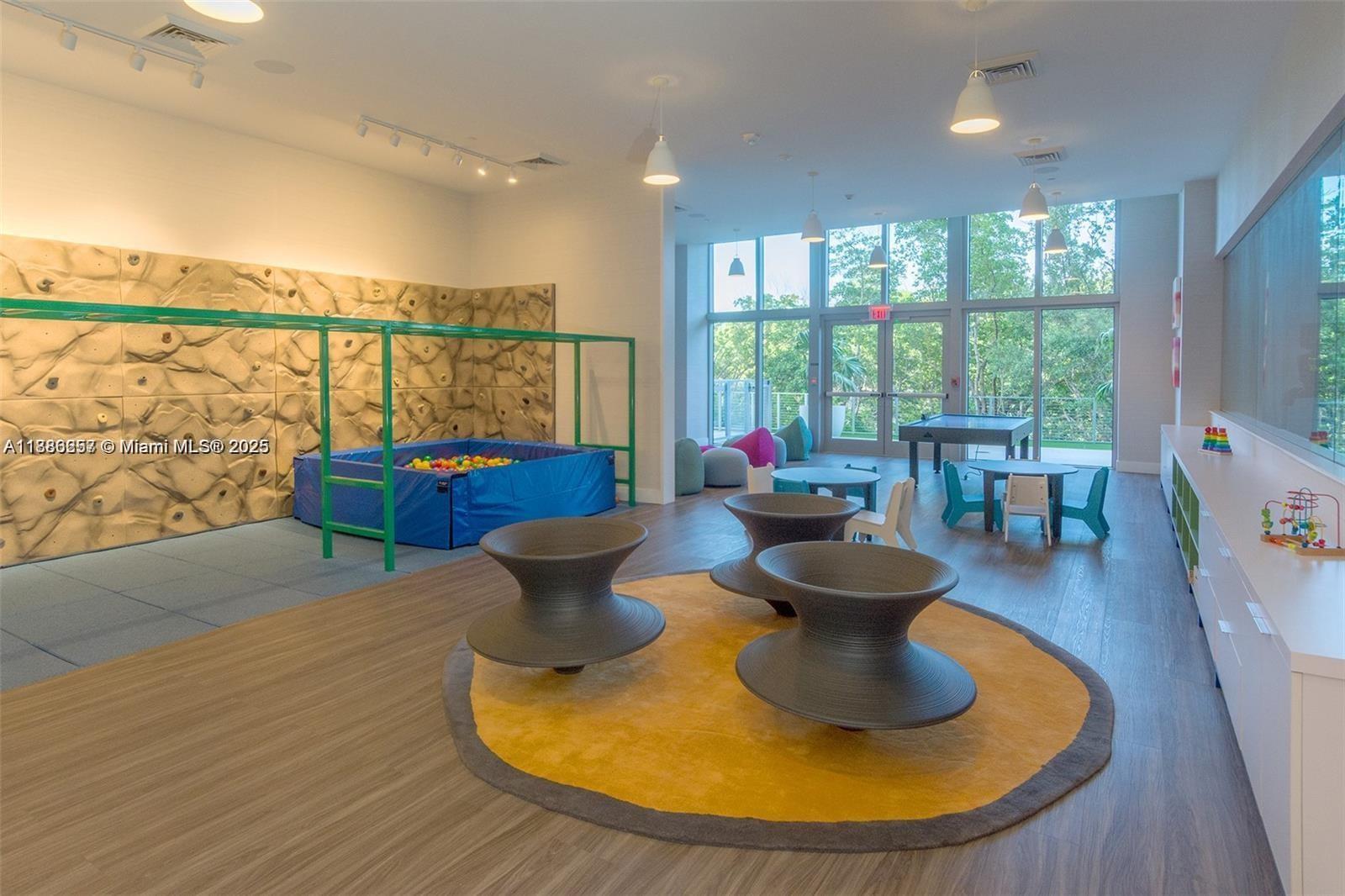 16385 Biscayne Blvd #904, North Miami Beach FL 33160