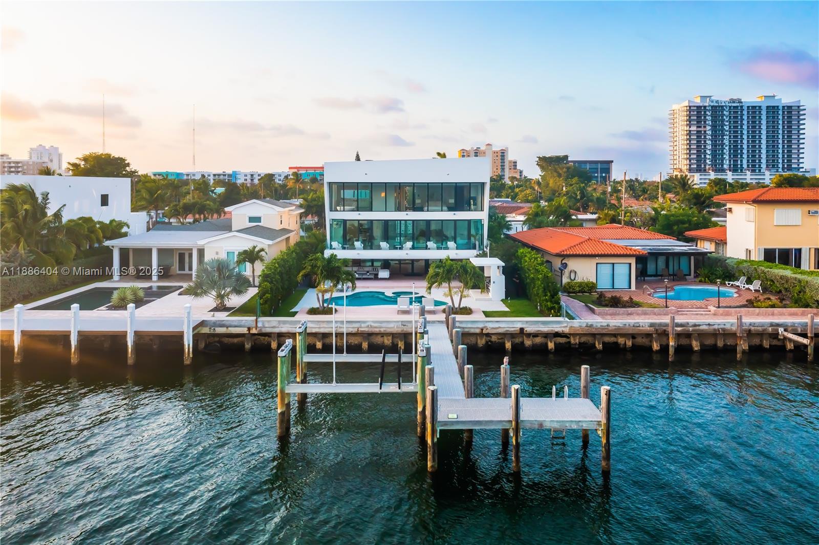 1580 S Treasure Dr, North Bay Village FL 33141