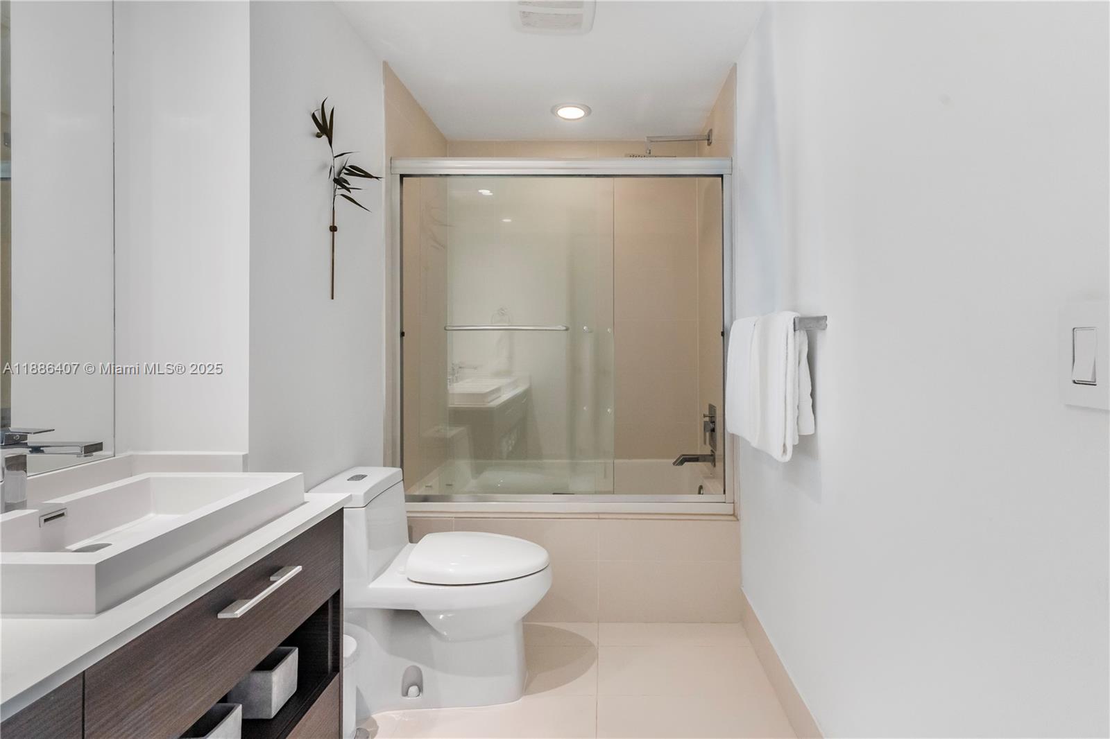 55 SW 9th St #3402, Miami FL 33130