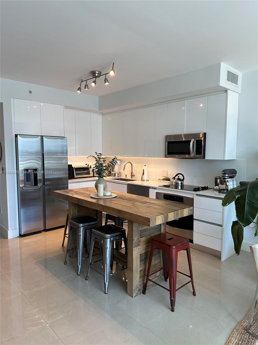 1Q. JKL,M SW 3rd St #1603, Miami FL 33130