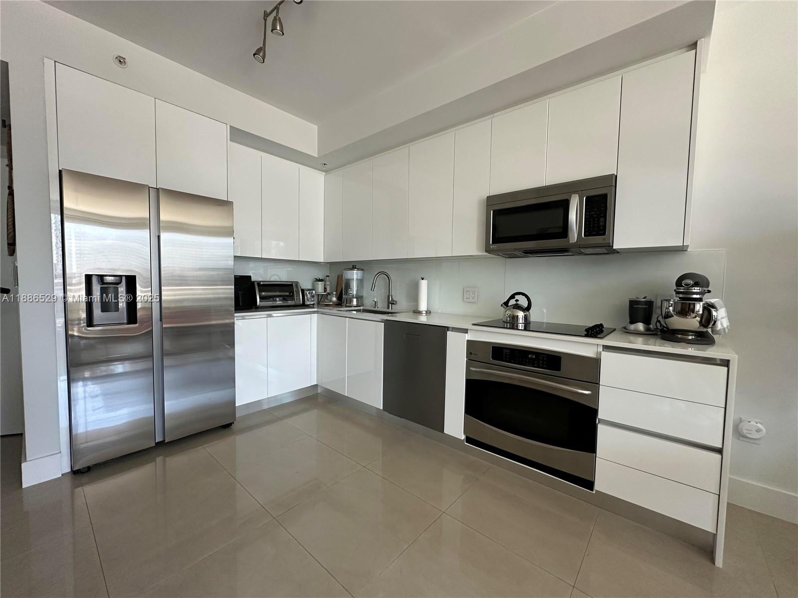 1Q. JKL,M SW 3rd St #1603, Miami FL 33130