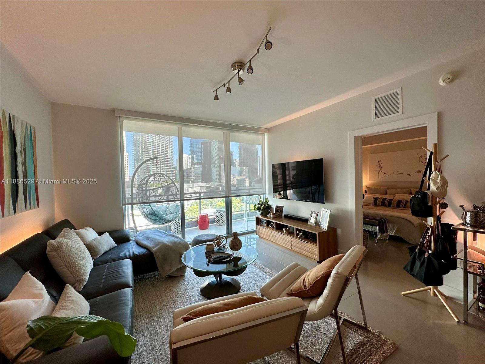 1Q. JKL,M SW 3rd St #1603, Miami FL 33130