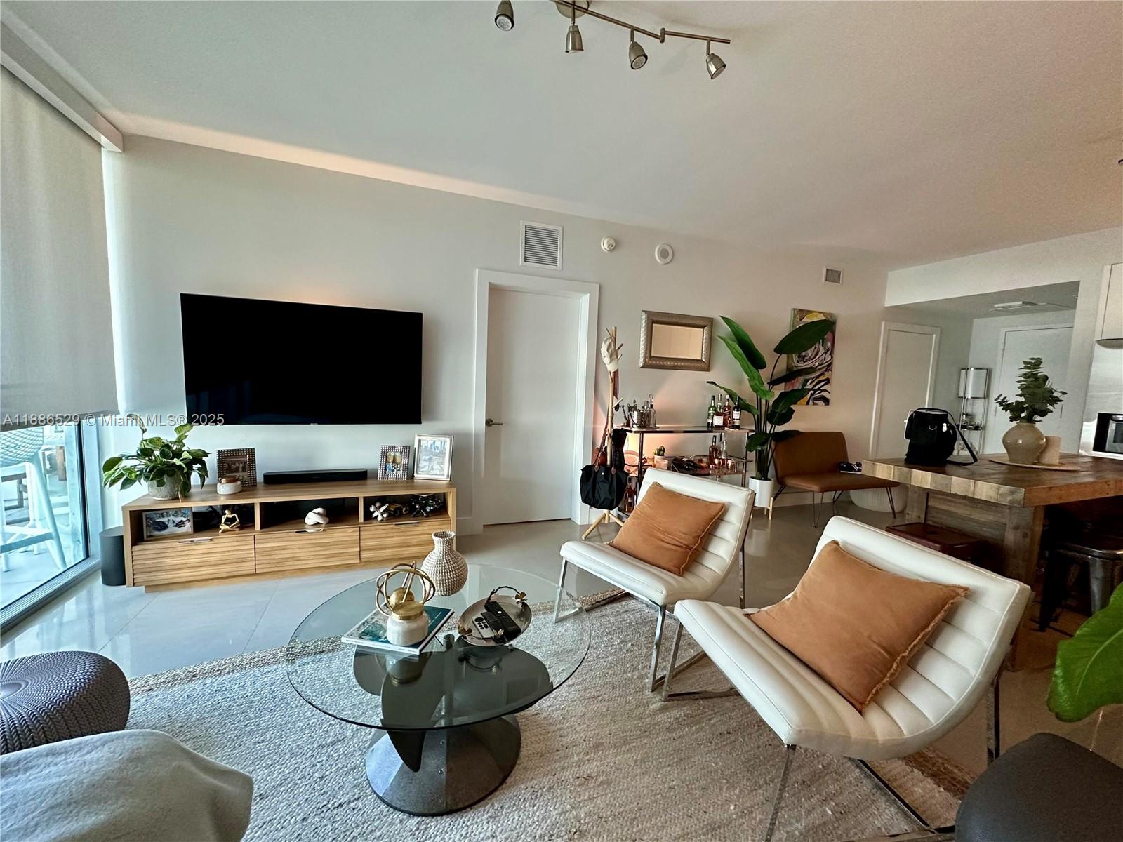 1Q. JKL,M SW 3rd St #1603, Miami FL 33130