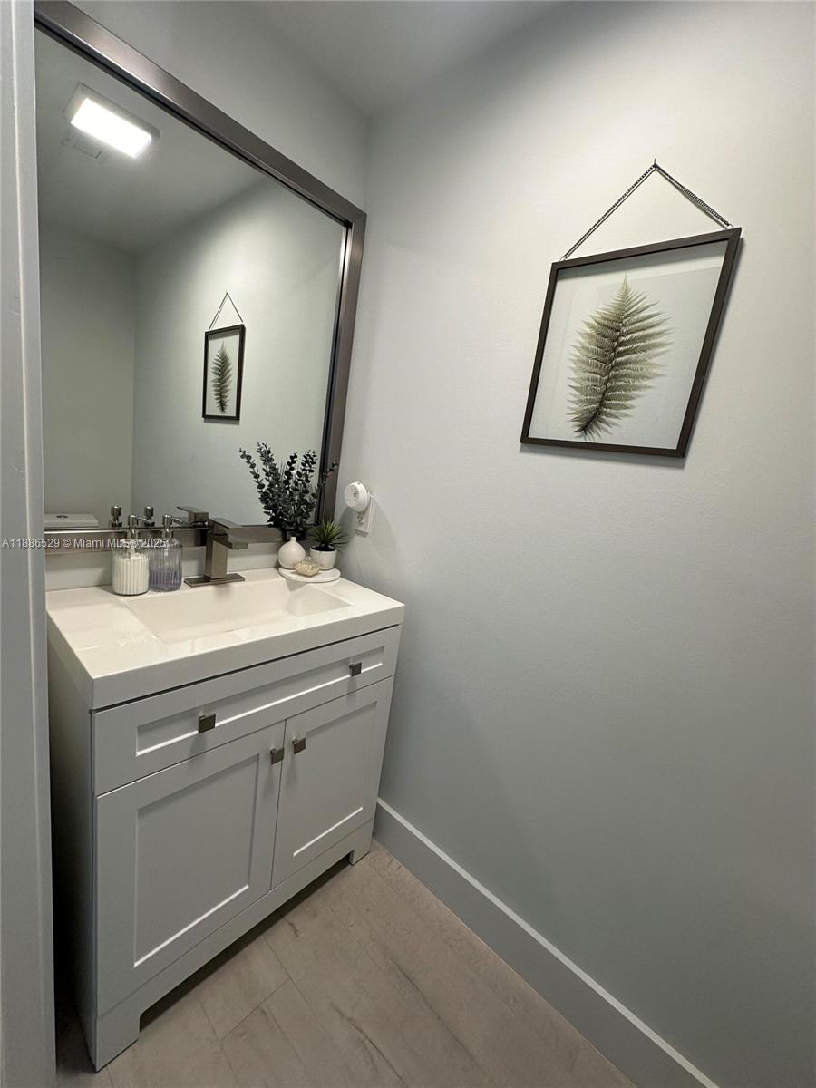 1Q. JKL,M SW 3rd St #1603, Miami FL 33130