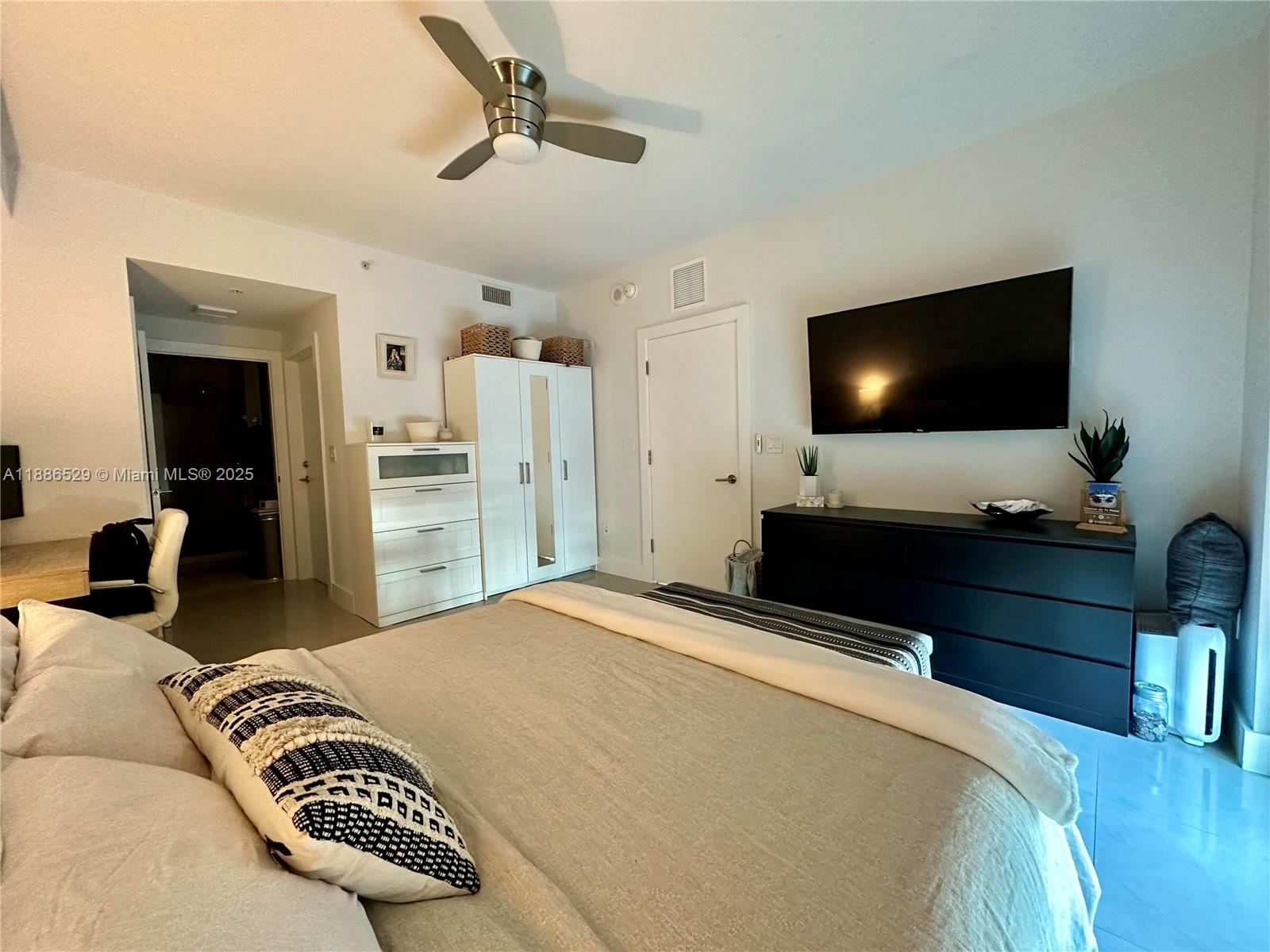 1Q. JKL,M SW 3rd St #1603, Miami FL 33130