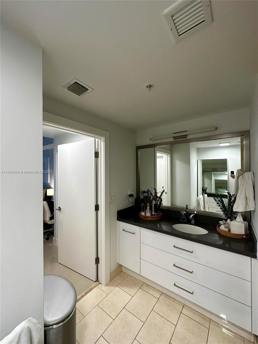 1Q. JKL,M SW 3rd St #1603, Miami FL 33130