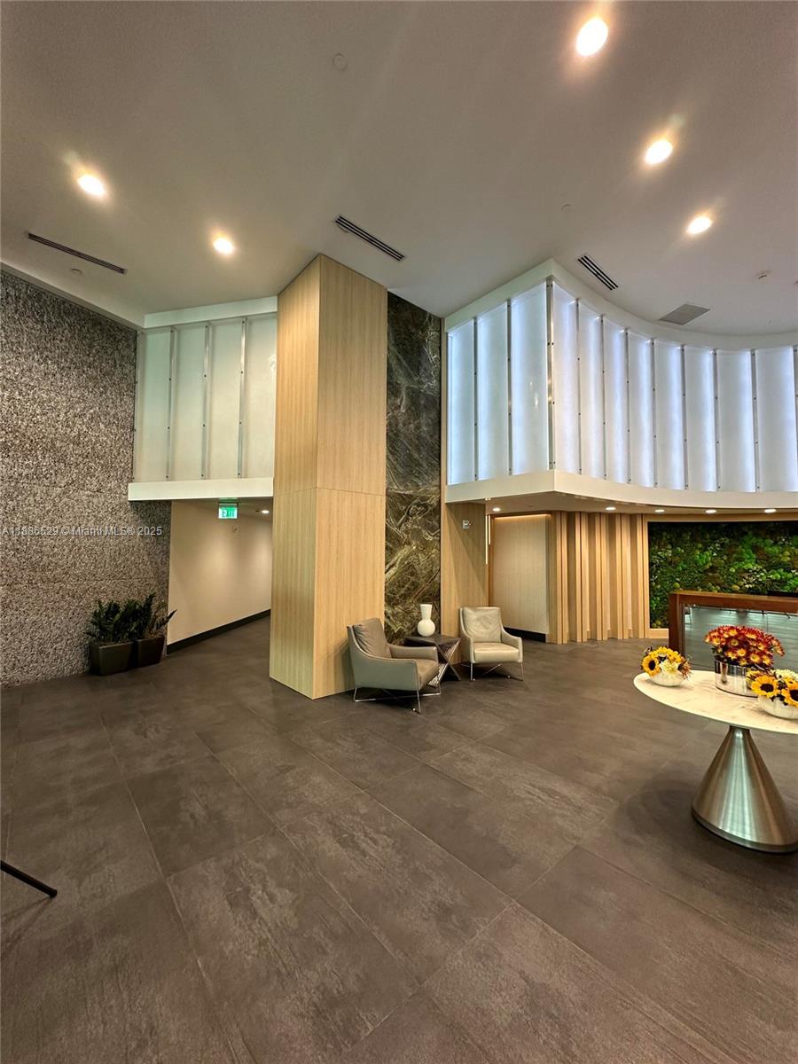 1Q. JKL,M SW 3rd St #1603, Miami FL 33130