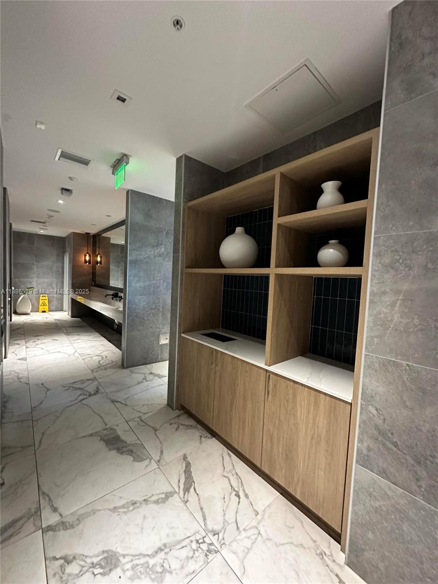 1Q. JKL,M SW 3rd St #1603, Miami FL 33130