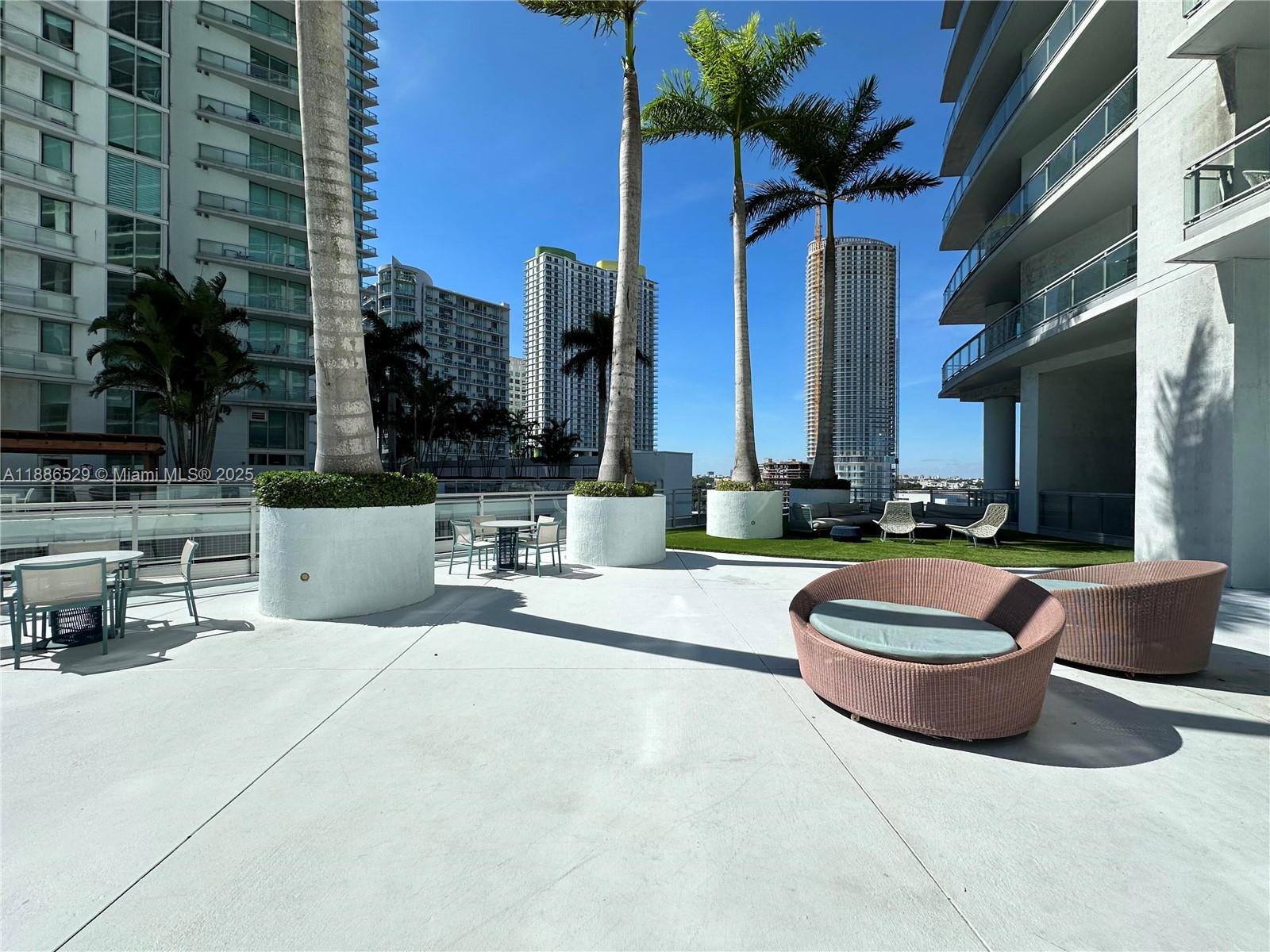 1Q. JKL,M SW 3rd St #1603, Miami FL 33130