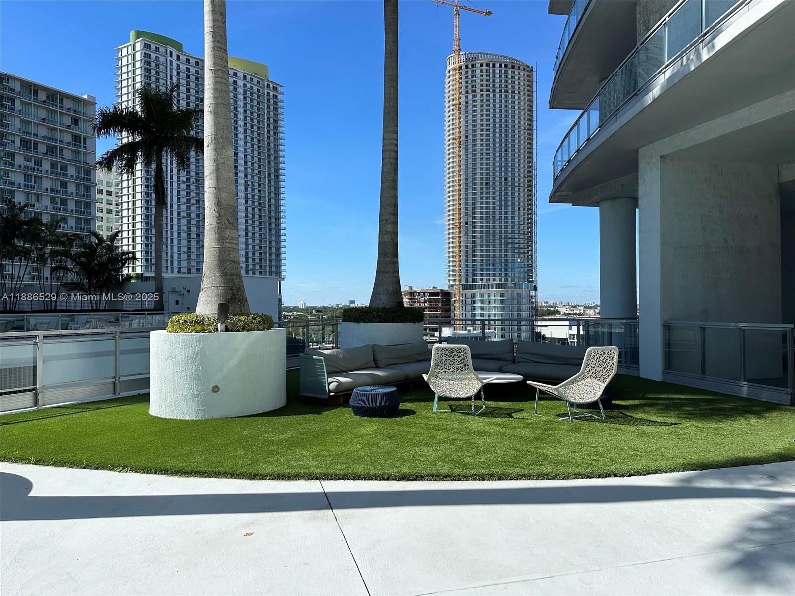1Q. JKL,M SW 3rd St #1603, Miami FL 33130