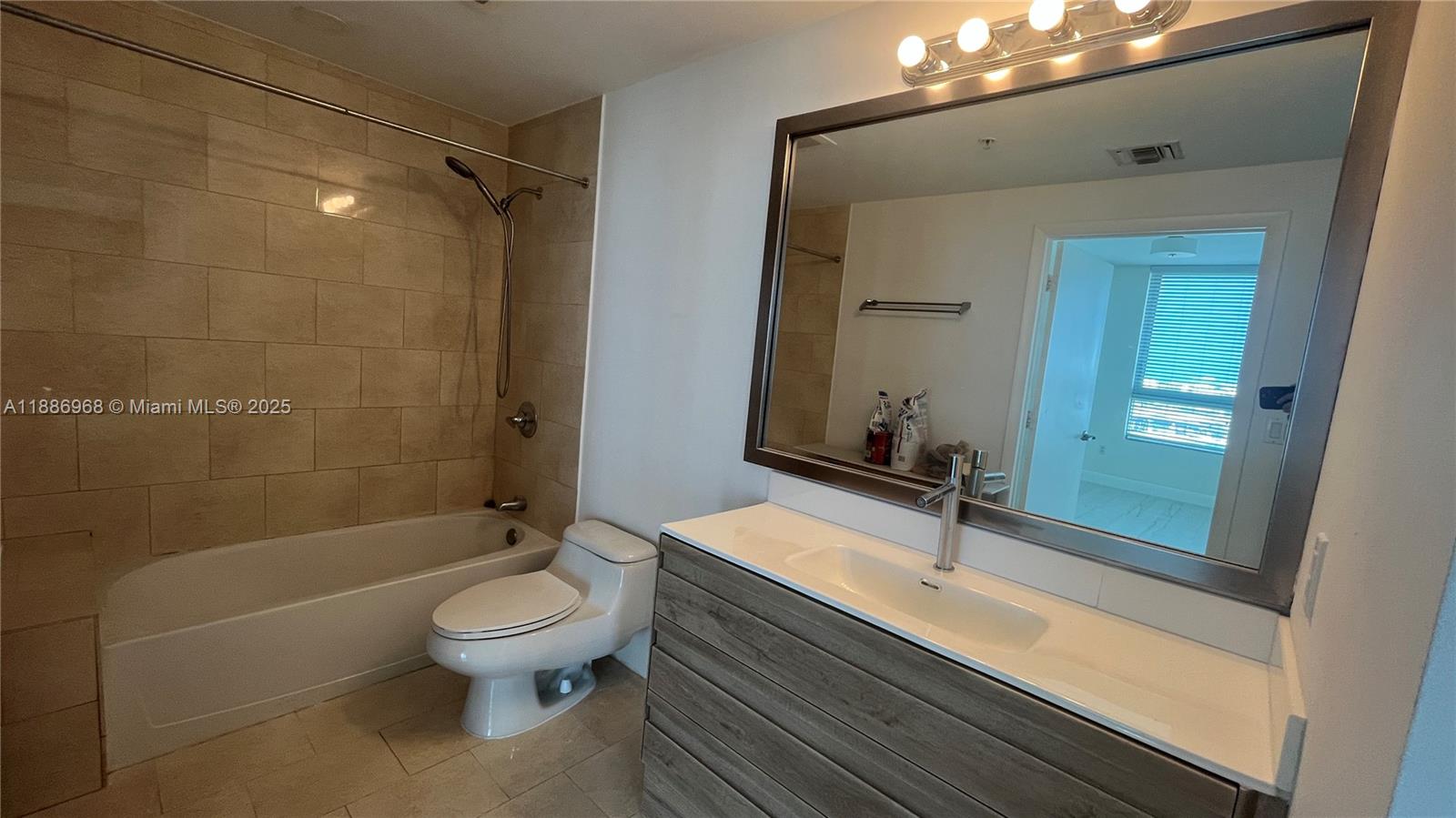 90 SW 3rd St #1412, Miami FL 33130