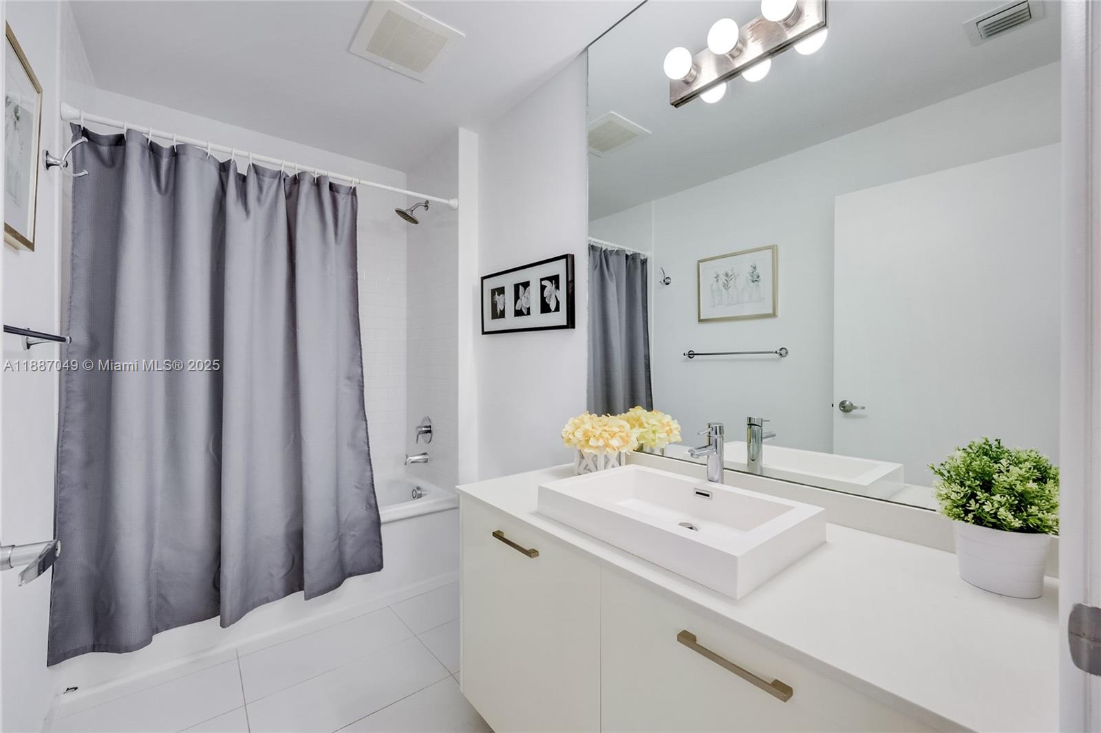 151 SE 1st St #1003, Miami FL 33131