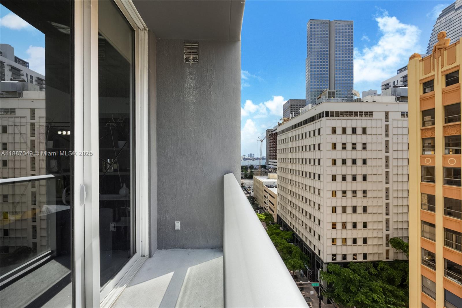 151 SE 1st St #1003, Miami FL 33131