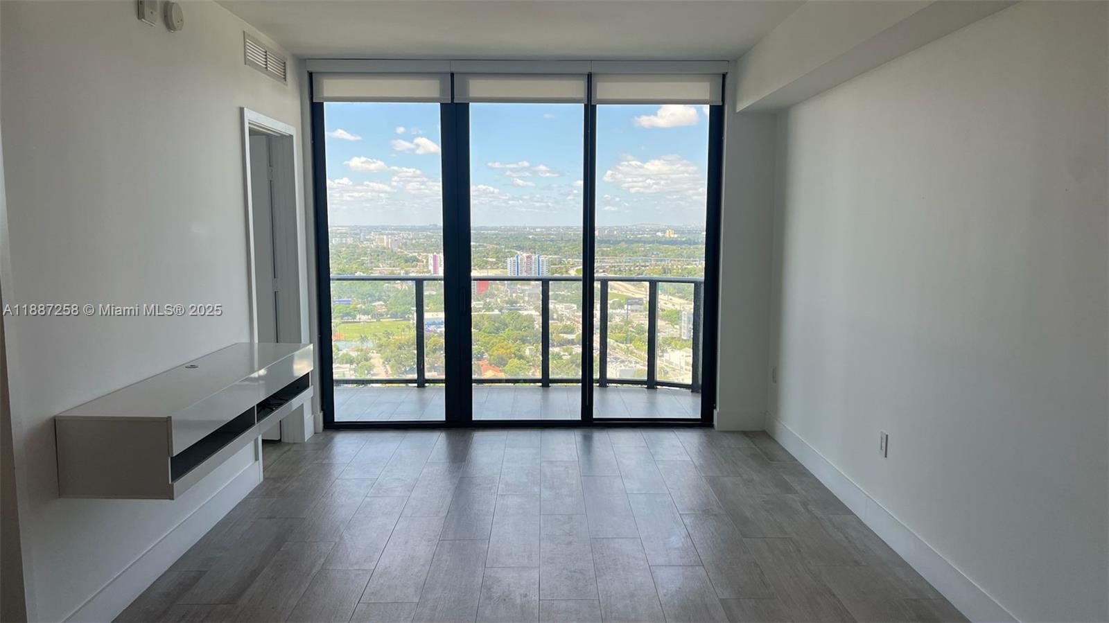 121 NE 34th St #2910, Miami FL 33137