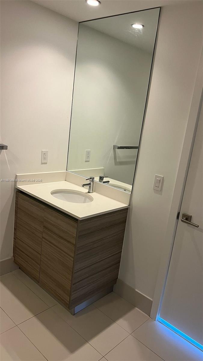 121 NE 34th St #2910, Miami FL 33137