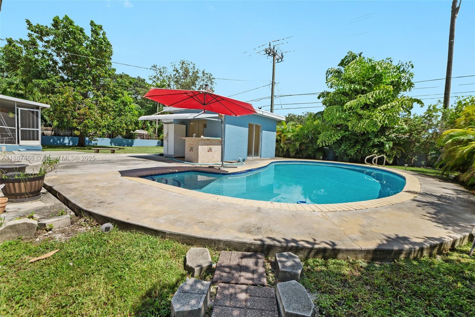 573 Palmetto Dr, Miami Springs FL 33166