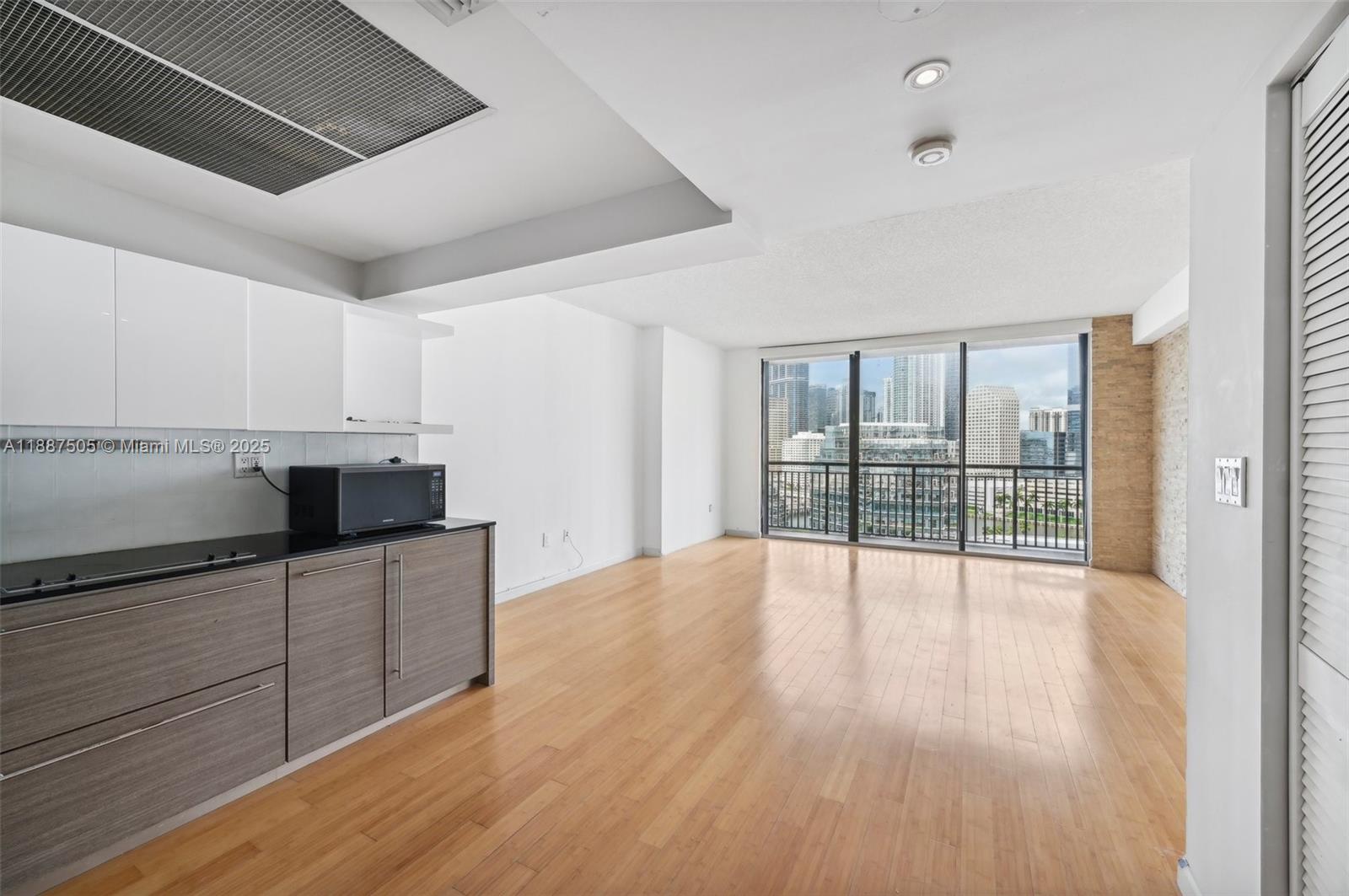 540 Brickell Key Dr #1807, Miami FL 33131