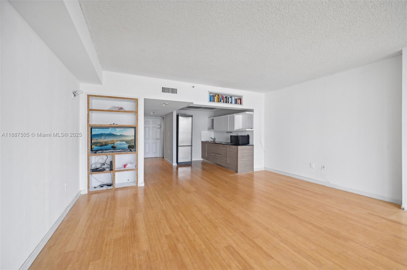 540 Brickell Key Dr #1807, Miami FL 33131