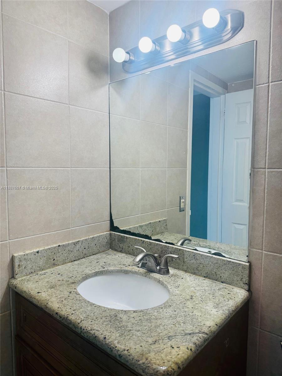 2000 NE 135th St #403, North Miami FL 33181