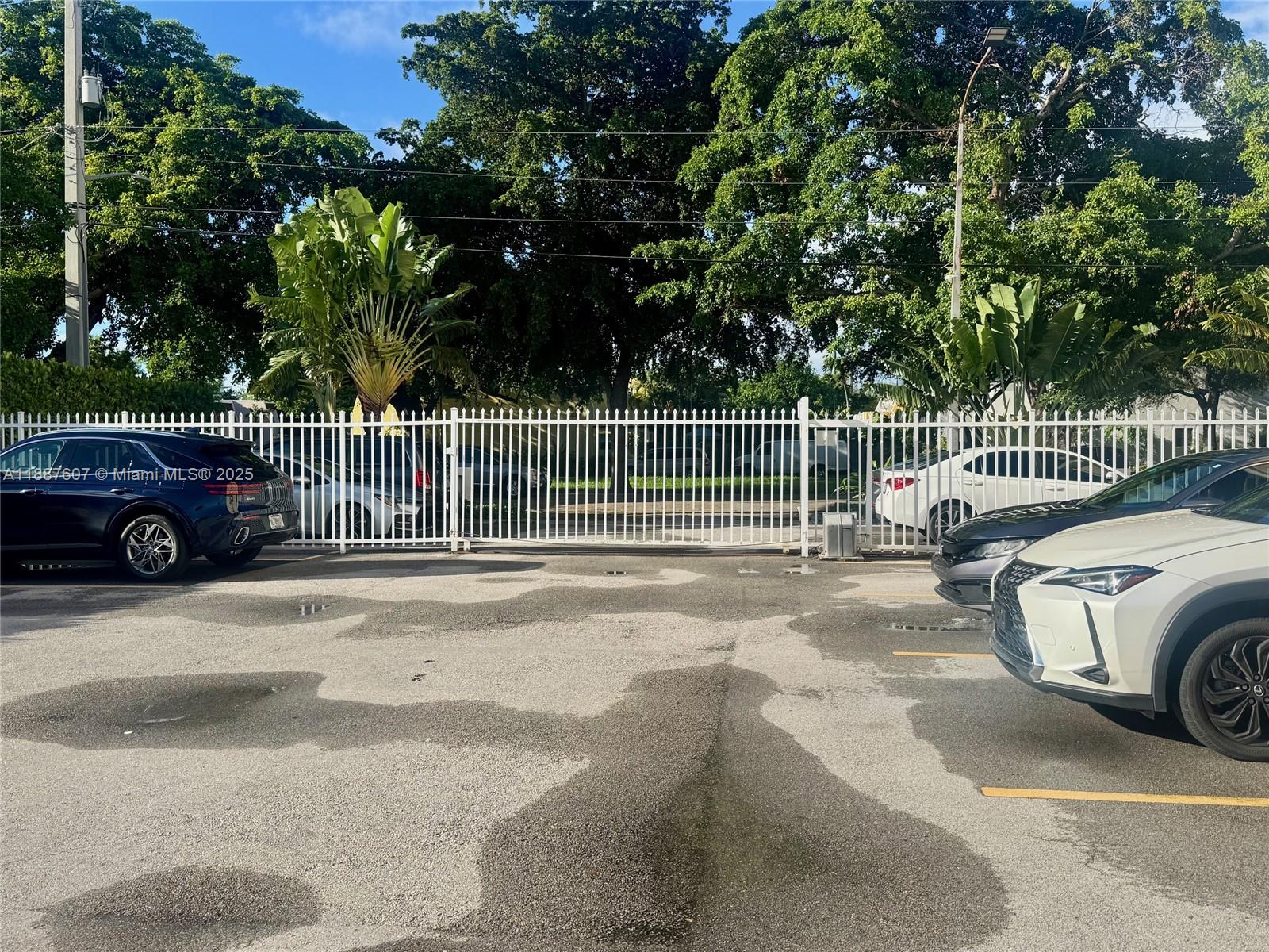 2000 NE 135th St #403, North Miami FL 33181