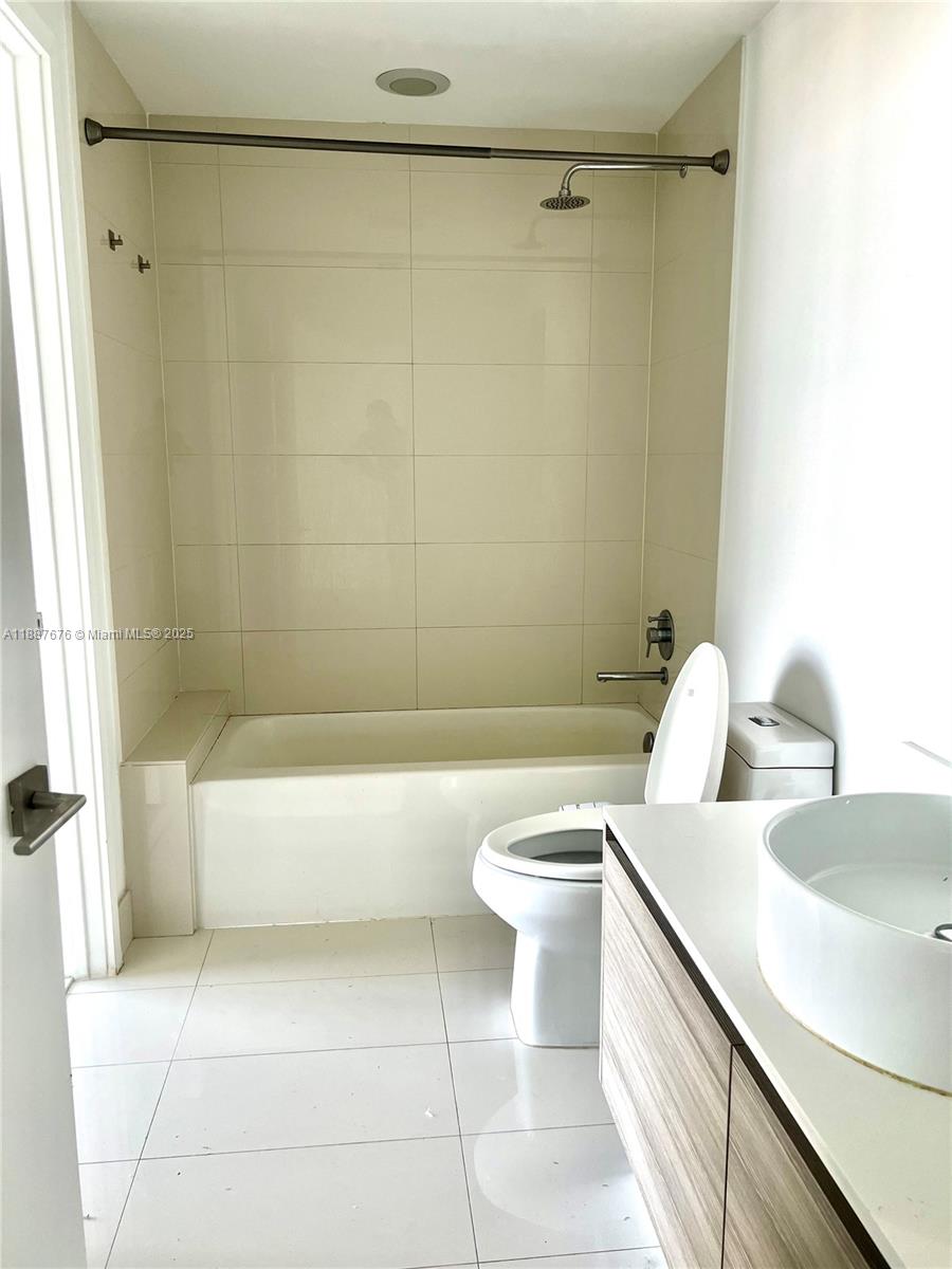 121 NE 34th St #1114, Miami FL 33137