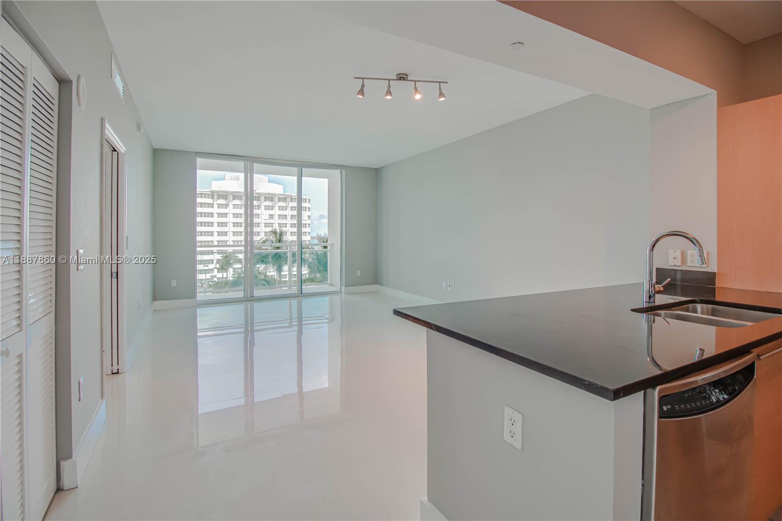 951 Brickell Ave #1402, Miami FL 33131